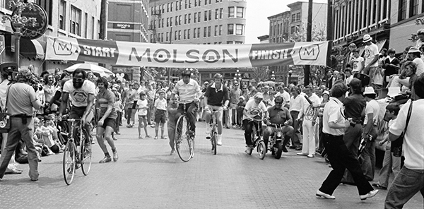 The first Gastown Grand Prix races featured a number of support events including media races, bed races and pennyfarthing races. The 1975 Gastown Grand Prix, shown here, also featured a celebrity race with Provincial MLA and former BC Lion Emery Barnes (left) getting off to a quick start ahead of Mayor Art Phillips (white collar) and other riders. (Photo by Lorne “Ace” Atkinson)
